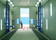 Homme d'ascenseur dans la cabine de jet de peinture de camion de chambre de peinture avec la plate-forme 3D de levage